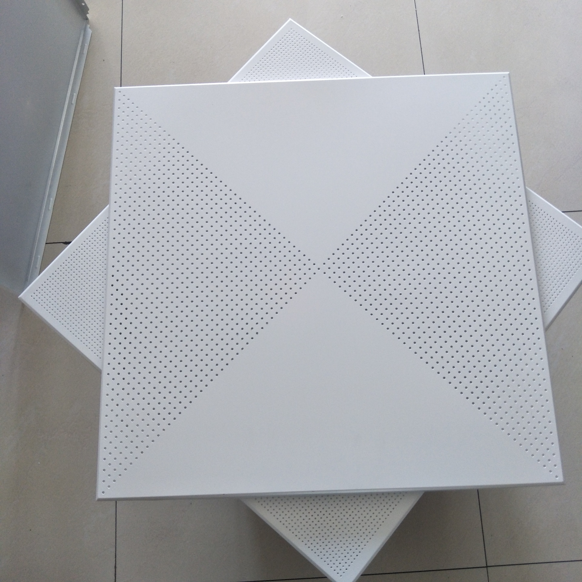 Alüminium düyməsinə panel vs alüminium kompozit panel